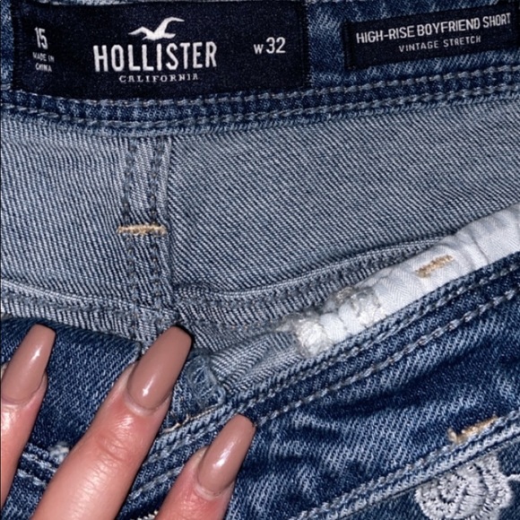 MWT holister flower embroidered shorts - Picture 3 of 4